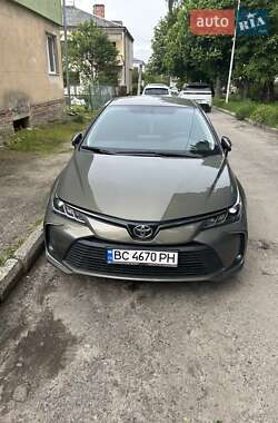 Седан Toyota Corolla 2022 в Львові