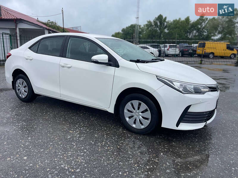 Седан Toyota Corolla 2016 в Киеве