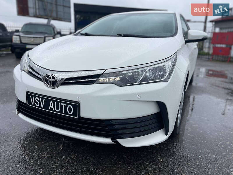 Седан Toyota Corolla 2016 в Киеве