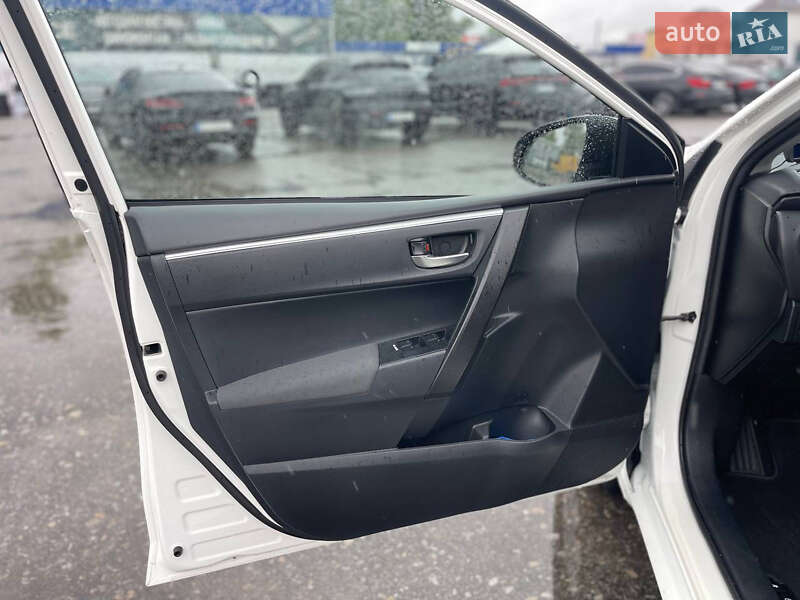 Седан Toyota Corolla 2016 в Киеве