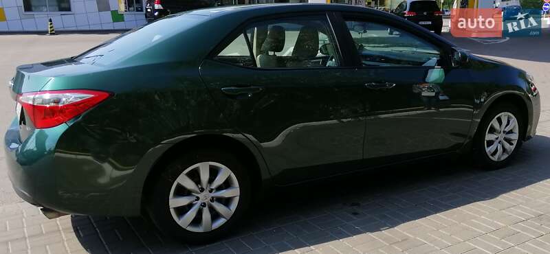 Седан Toyota Corolla 2015 в Ужгороді