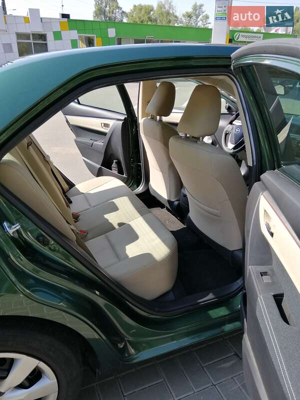 Седан Toyota Corolla 2015 в Ужгороді