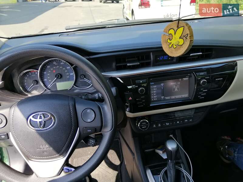 Седан Toyota Corolla 2015 в Ужгороді