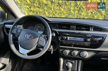 Седан Toyota Corolla 2013 в 