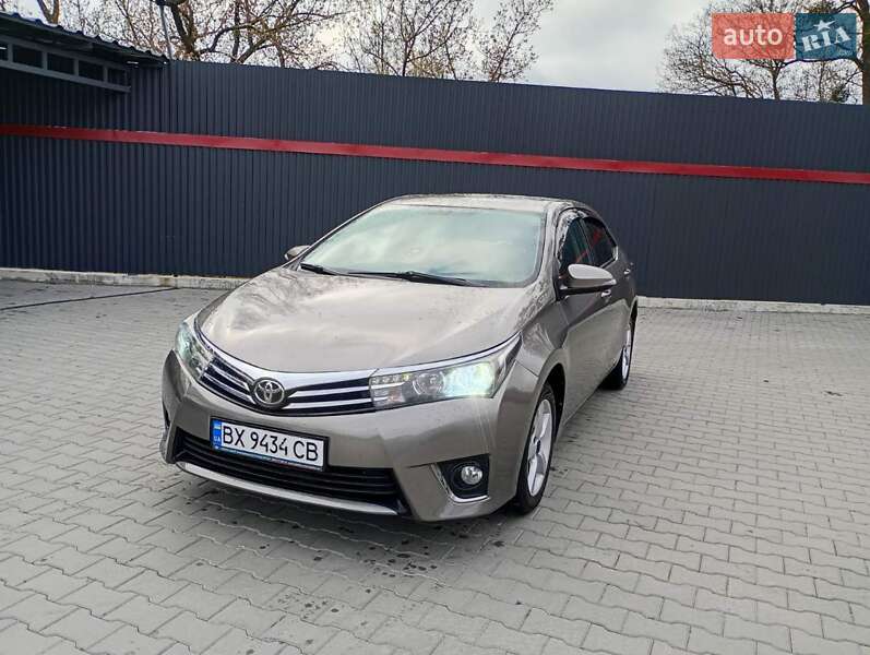 Седан Toyota Corolla 2013 в 