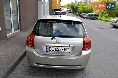 Хэтчбек Toyota Corolla 2004 в 