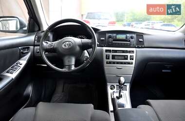 Хэтчбек Toyota Corolla 2004 в 