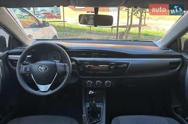Седан Toyota Corolla 2013 в 