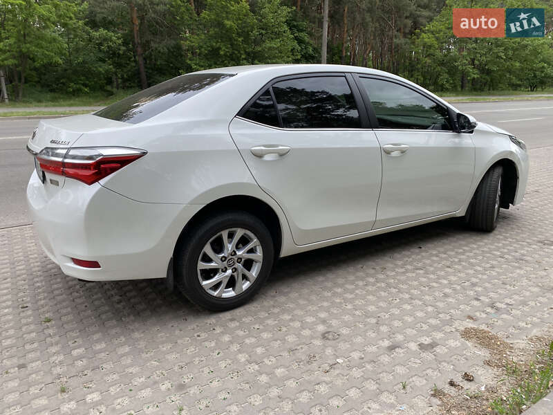 Седан Toyota Corolla 2016 в Киеве