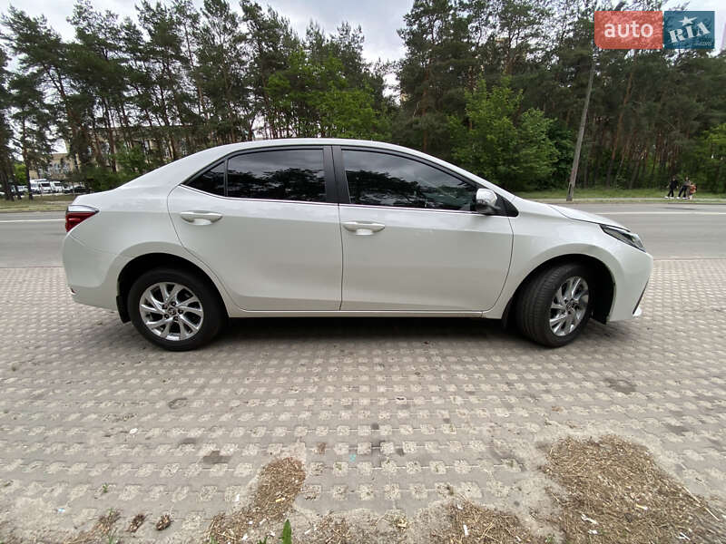 Седан Toyota Corolla 2016 в Киеве