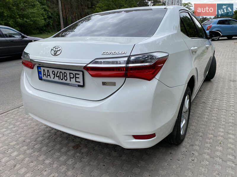 Седан Toyota Corolla 2016 в Киеве