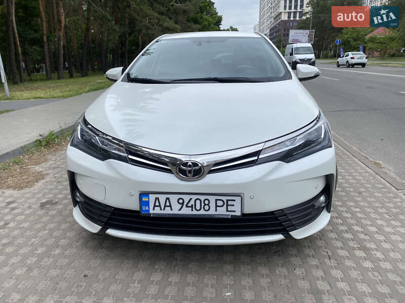 Седан Toyota Corolla 2016 в Киеве