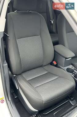 Седан Toyota Corolla 2015 в 