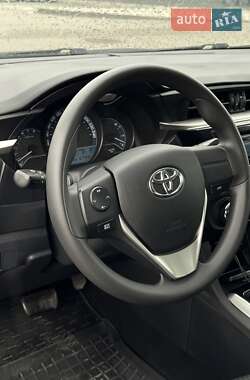 Седан Toyota Corolla 2015 в 