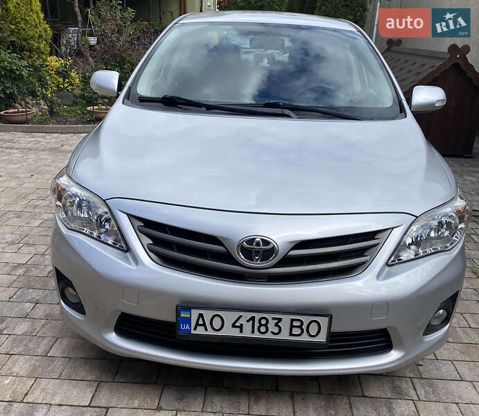 Седан Toyota Corolla 2011 в Ужгороді