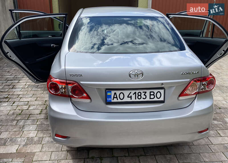 Седан Toyota Corolla 2011 в Ужгороді