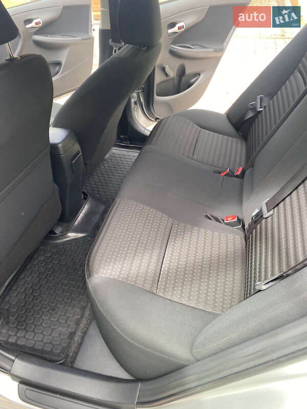 Седан Toyota Corolla 2011 в Ужгороді