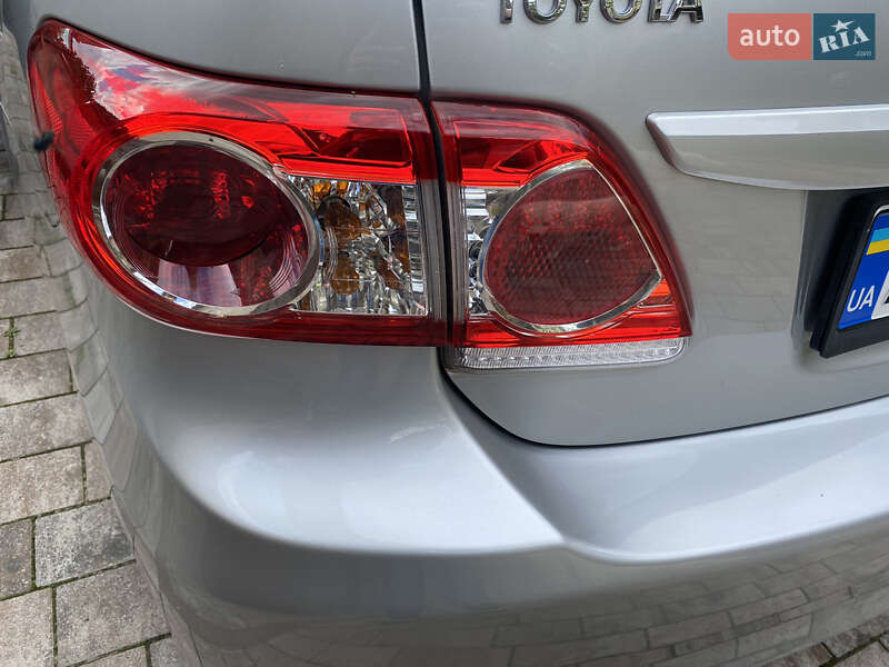 Седан Toyota Corolla 2011 в Ужгороді