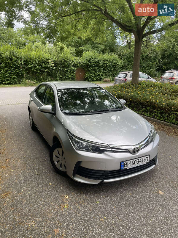 Седан Toyota Corolla 2017 в Умани