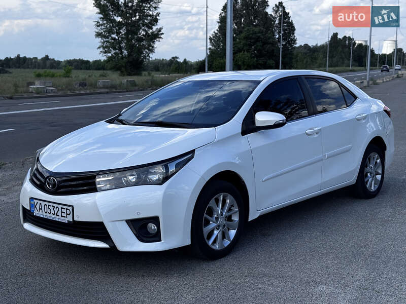 Седан Toyota Corolla 2013 в 