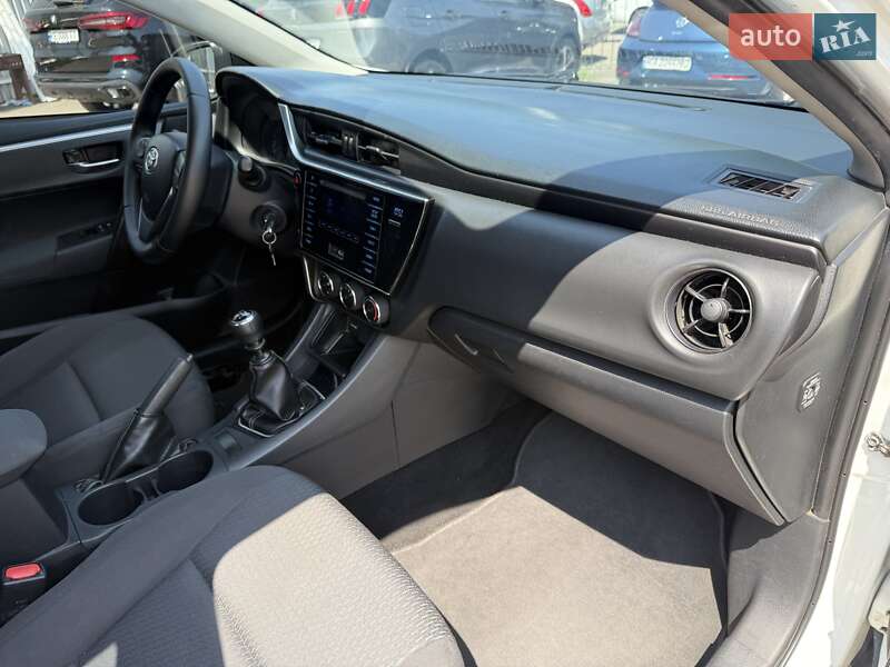 Седан Toyota Corolla 2017 в Киеве