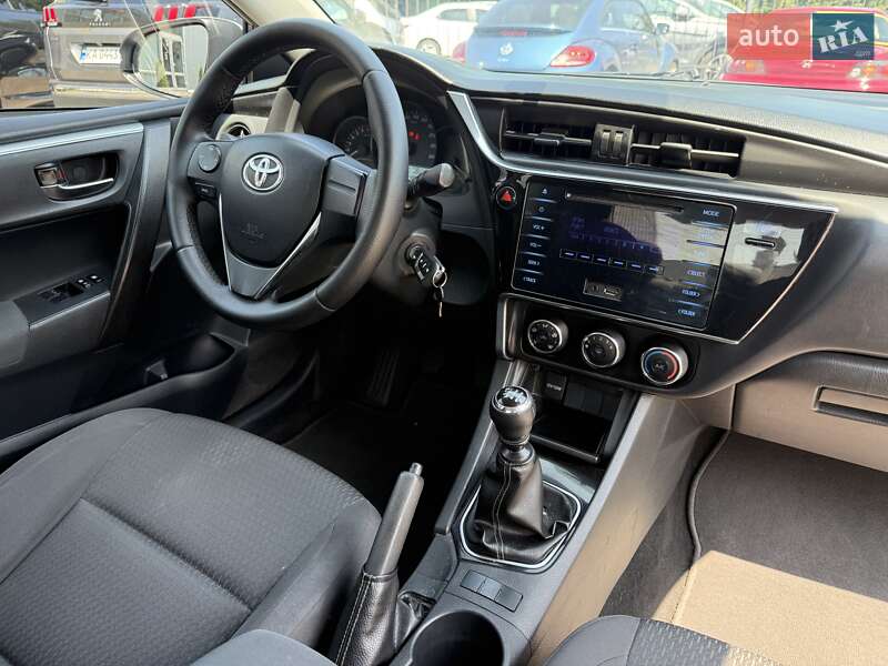 Седан Toyota Corolla 2017 в Киеве
