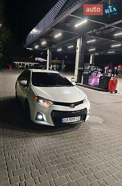 Седан Toyota Corolla 2015 в Каневі