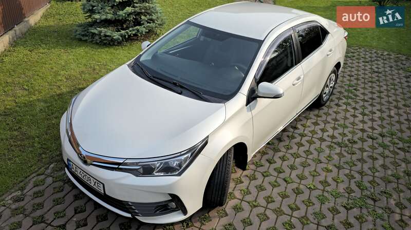 Седан Toyota Corolla 2016 в Киеве