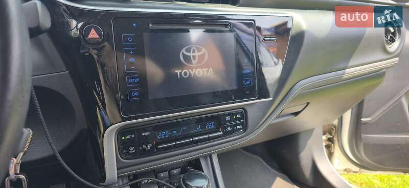 Седан Toyota Corolla 2016 в Киеве