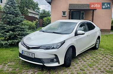 Седан Toyota Corolla 2016 в Киеве