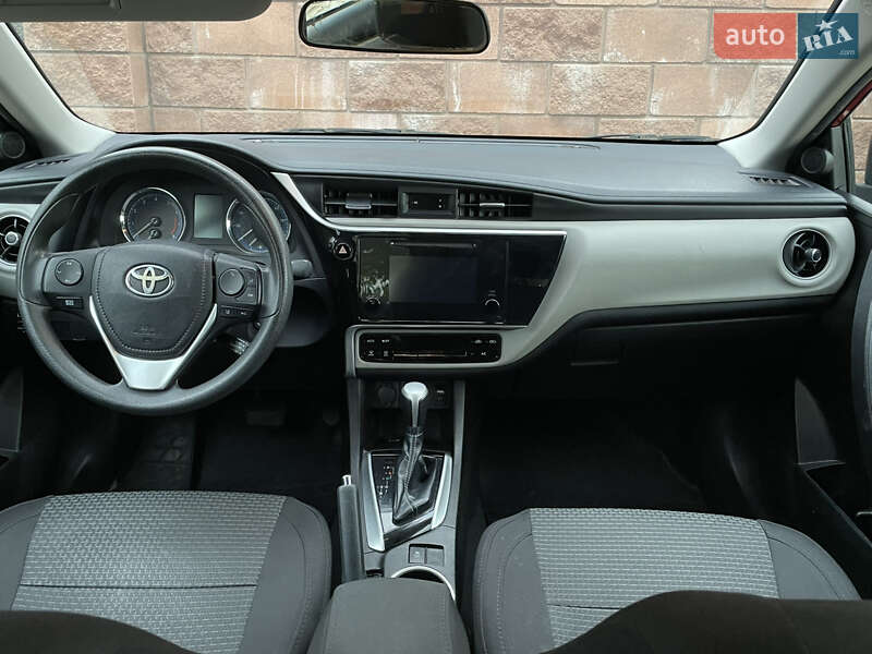 Седан Toyota Corolla 2018 в Луцке