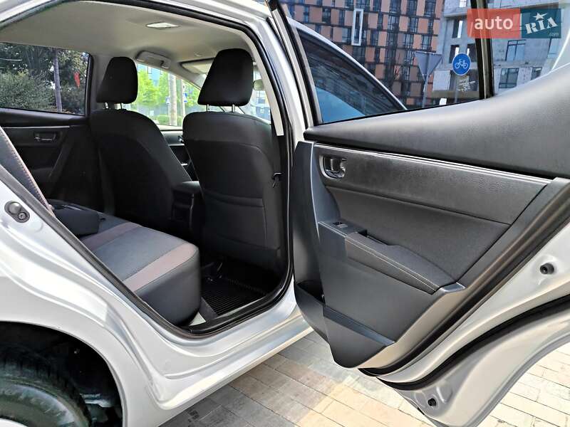 Седан Toyota Corolla 2019 в Киеве