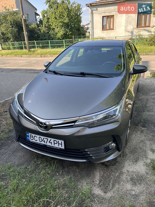 Седан Toyota Corolla 2016 в Жовкве