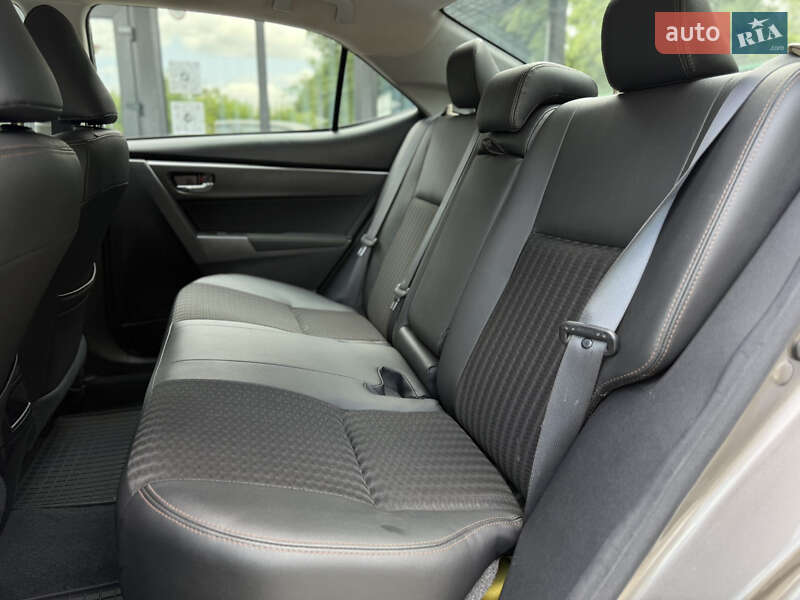 Седан Toyota Corolla 2018 в Ивано-Франковске