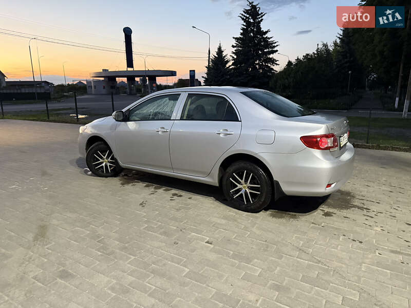 Седан Toyota Corolla 2010 в Миргороді