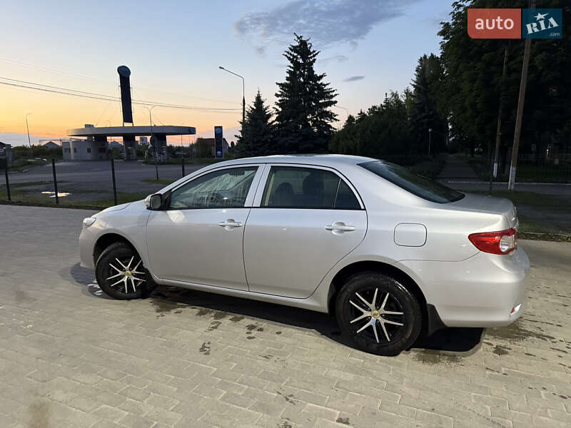 Седан Toyota Corolla 2010 в Миргороді