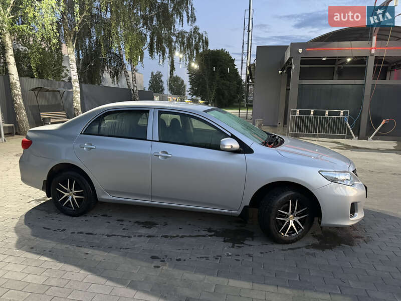 Седан Toyota Corolla 2010 в Миргороді