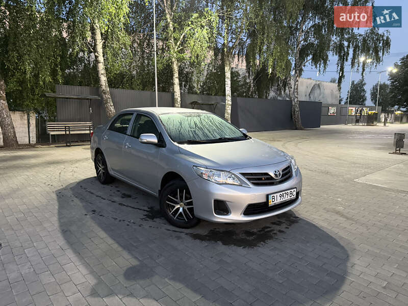 Седан Toyota Corolla 2010 в Миргороді