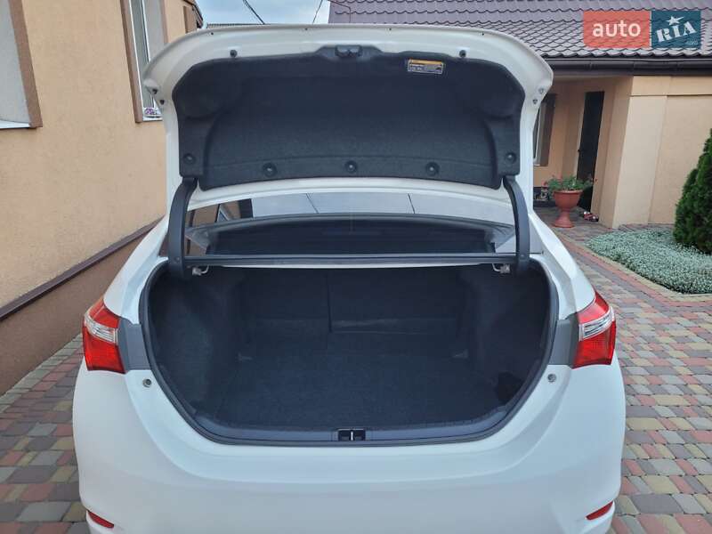 Седан Toyota Corolla 2014 в Миргороде