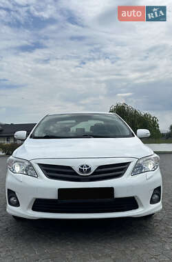 Седан Toyota Corolla 2013 в Жовкві