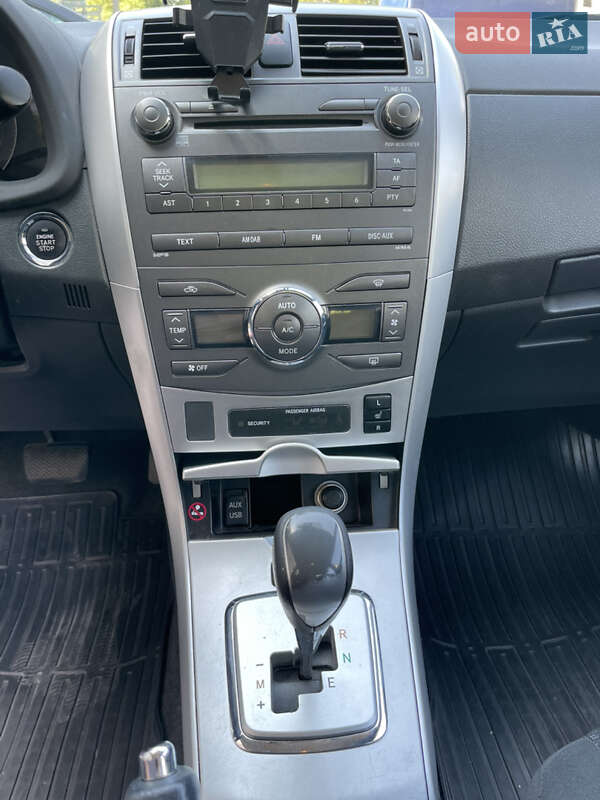 Седан Toyota Corolla 2011 в Днепре