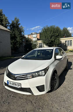 Седан Toyota Corolla 2015 в Путивлі