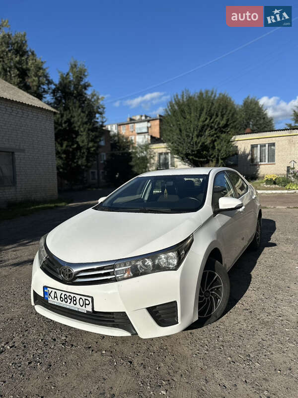 Седан Toyota Corolla 2015 в Путивле