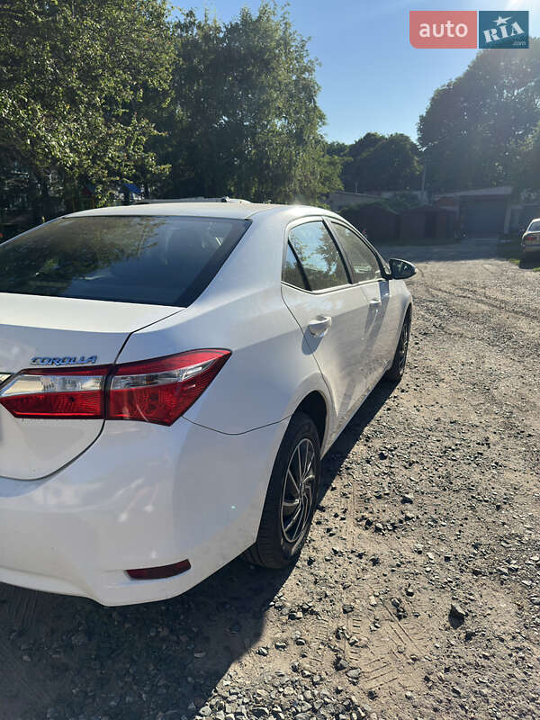 Седан Toyota Corolla 2015 в Путивле