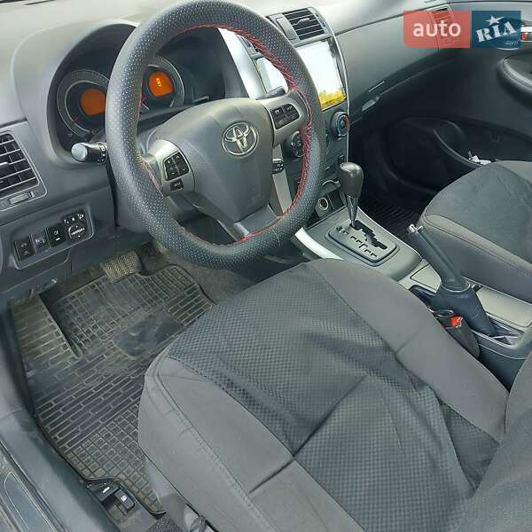 Седан Toyota Corolla 2013 в Чернигове