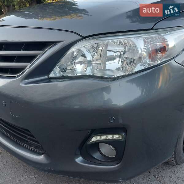 Седан Toyota Corolla 2013 в Чернигове