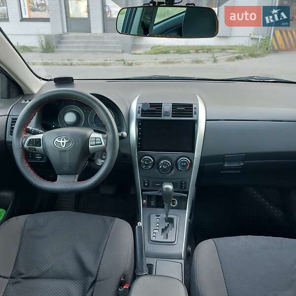 Седан Toyota Corolla 2013 в Чернигове