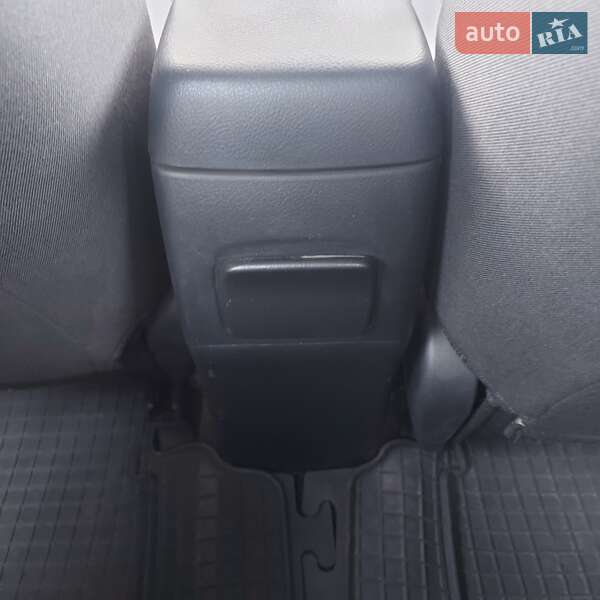 Седан Toyota Corolla 2013 в Чернигове