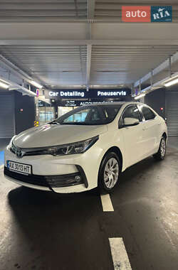 Седан Toyota Corolla 2016 в Киеве