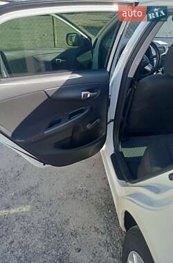 Седан Toyota Corolla 2013 в 